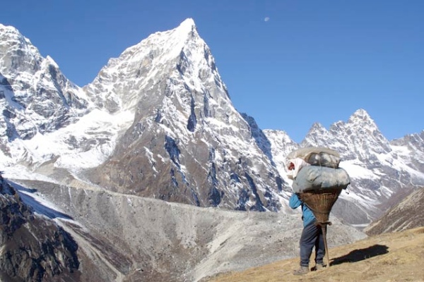 Everest - Sherpa. Foto: Momentum - fonte: www.outsideonline.com