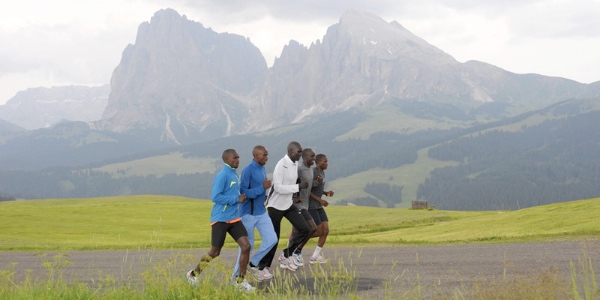 Atleti kenyoti in allenamento all'Alpe di Siusi