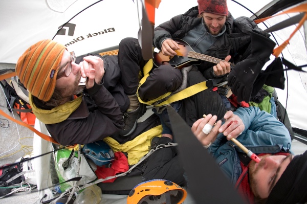 Ben-Ditto-Nico-Favresse-Sean-Villaneuva-jamming-mid-way-up-the-Central-Tower-of-Torres-del-Paine-during-the-first-ascent-of-the-East-Face-via-the-South-African-route.Photo-Ben-Ditto. Fonte: www.climber.co.uk