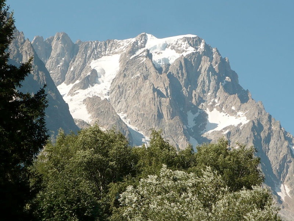 Le Grandes Jorasses viste dalla località Pre de Pascal in Val Veny. Fonte immagine: it.wikipedia.org