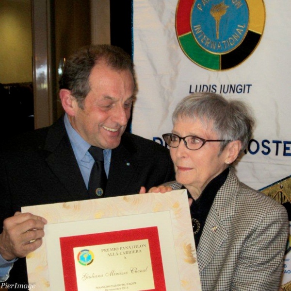 Carlo Gobbo (Presidente Panathlon Club du Val D'Aoste), premia Giuliana Minuzzo Chenal