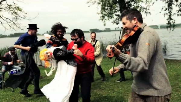 Screenshot dal video, L'Orage canta L'Orage. Fonte: www.youtube.com