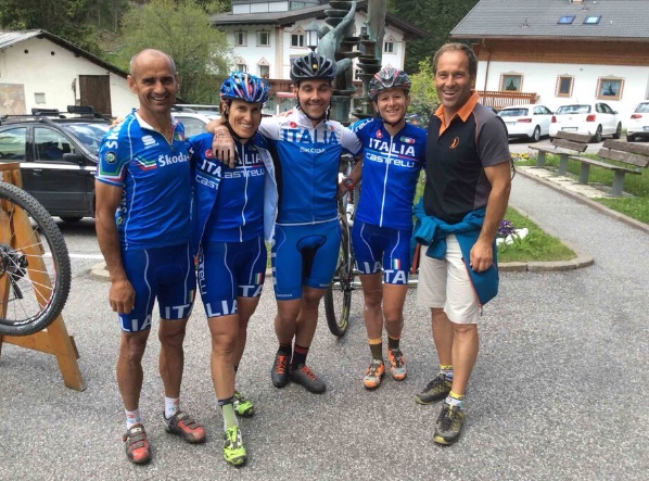 da sinistra: Hubert Pallhuber, Daniela Veronesi, Simone Fabbri, Elena Gaddoni, Peter Runggaldier (direttore gara). Fonte immagine: press gara