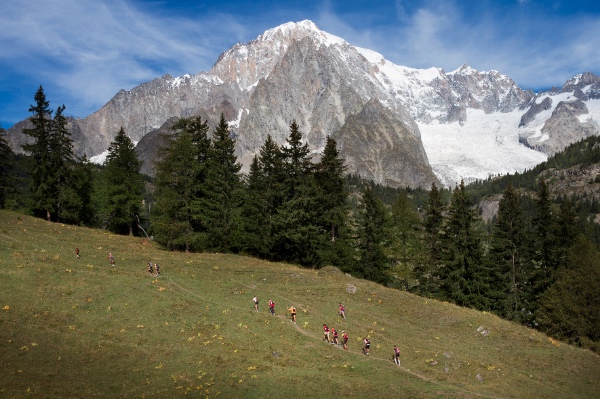 Gli atleti del Tor des Géants® ai piedi del Monte Bianco. Foto: Stefano Torrione