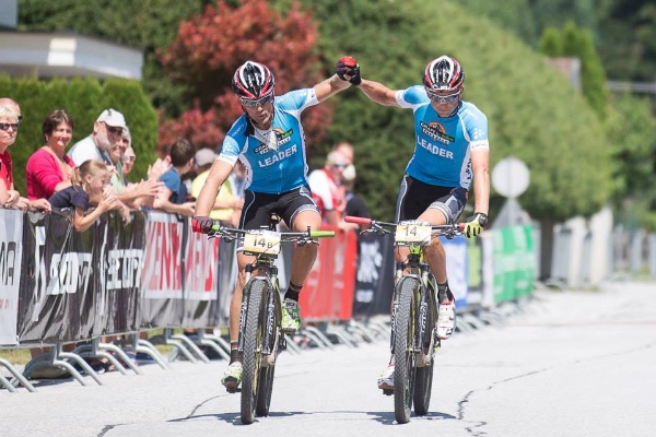 Bike Transalp 2015. Massimo Debertolis e Andreas Laner (2^ tappa). Fonte: pagina facebook gara