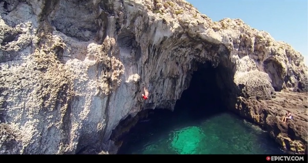 Immagine dal video "Sicilia a nervy roof solo 50 feet above the sicilian waves. - ep. 5. Fonte: EpicTv