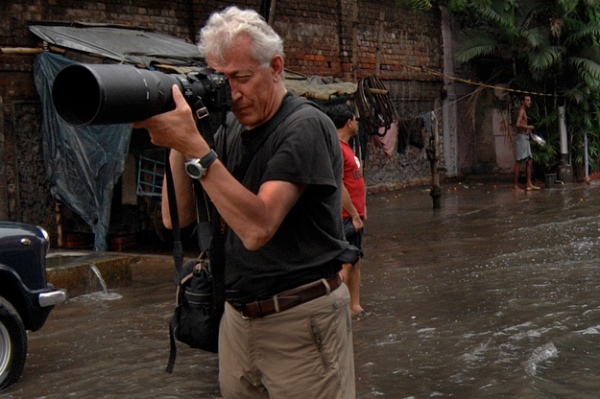 Stefano Zardini nelle strade di Calcutta, India (2007).