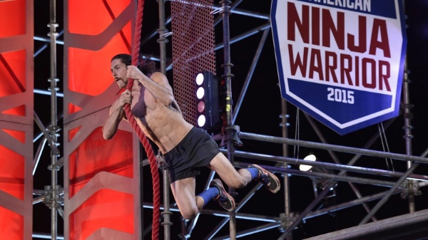 Isaac Caldiero a programma tv American Ninja Warrior. Fonte: www.outsideonline.com