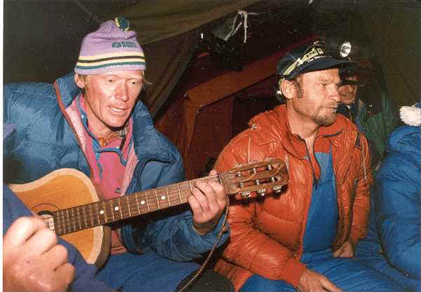 Anatoli Bukreev con Vladimir Balyberdin al Campo Base dell'Everest