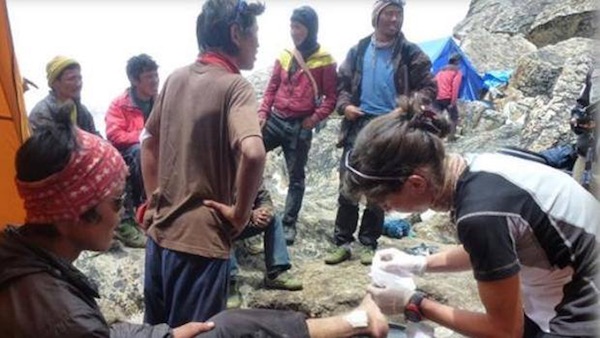 Annalisa Fioretti presta soccorso in Nepal nei giorni del terremoto dell'aprile 2015. 