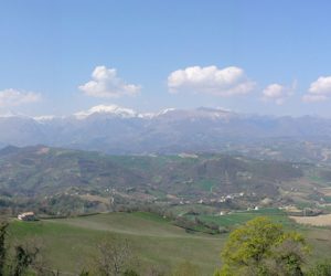 I Monti Sibillini visti da Smerillo. Foto: Parco Nazionale Monti Sibillini. Fonte: it.wikipedia.org