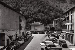 Via Santuario e l'Albergo Savoia (a sinistra) negli anni '60