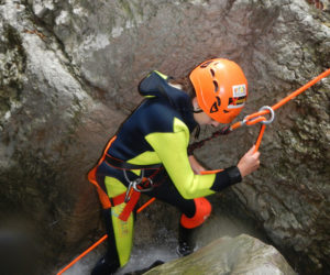 Corde, imbraghi e discensori sono fondamentali nel canyoning. Foto: Guide Alpine Italiane