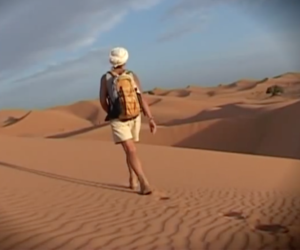 Carla Perrotti nel deserto del Marocco. Fonte: www.youtube.com