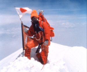 Junko Tabei nel 1975, in vetta all'Everest. Fonte: japantimes.com.jp