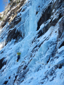 Arrampicata su cascate di ghiaccio. Fonte immagine: scuolamachetto.it