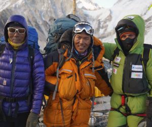 Alex Txikon (dx) e compagni al C3 durante la salita invernale, senza ossigeno, dell'Everest. Foto: arch. A. Txikon