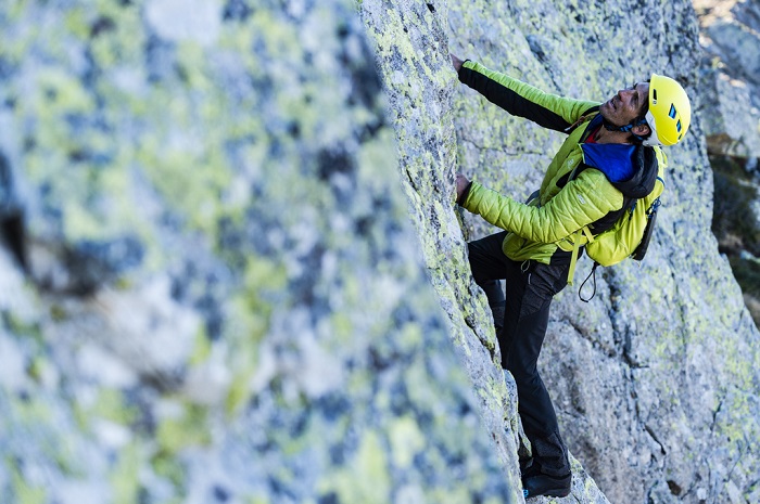 Jordi Tosas climbing near Refugio de la Renclusa (2140 m) in the Spanish Pyreenes. Photo: @mattiasfredrikssonphotography