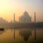 Il Taj Mahal si riflette nelle acque del fiume Yamuna, Agra, India