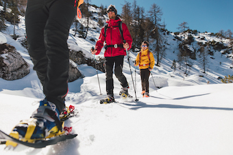 In montagna con le racchette da neve