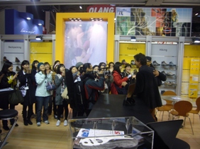 Lorenzo Delladio accoglie nello Stand lee ragazze di un istituto coreano di design