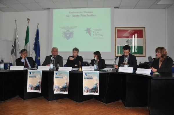 da sinistra: Roberto De Martin (Presidente del Trento Film Festival), Umberto Martini (Presidente Generale del CAI), Luana Bisesti (Direttrice del Trento Film Festival), Andreina Maggiore (Direttore Generale del CAI), Sergio Fant (Responsabile del programma cinematografico del Trento Film Festival), Marisela Morales Ibañez, (Console del Messico a Milano)