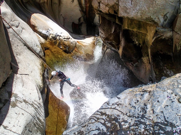 Guida canyoning. Fonte:  www.guidecanyon.it