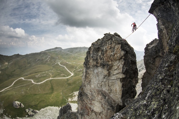 Kenny Belaey in sospeso su una fune con la sua bike. Fonte: www.redbull.co