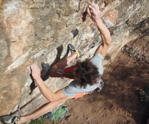 Adam Ondra su "Predator" 9a+. Fonte: www.youtube.com