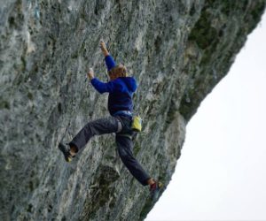 Alex Megos su "Northern Lights" 9a, Kilnsey. Foto: Daniela Ebler