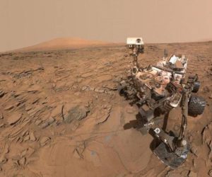 Selfie del robot Curiosity della Nasa su Marte. Sullo sfondo, il Monte Sharp