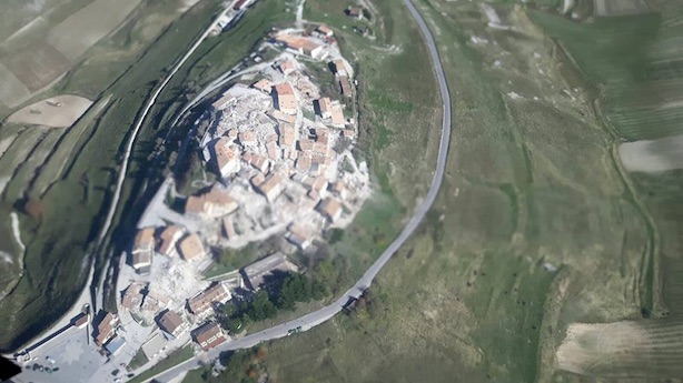 Castelluccio di Norcia dopo il sisma di ottobre 2016. Foto: Vigili del Fuoco. Fonte: Francesco Montani/facebook