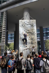 Arrampicata a Palazzo della Regione Lombardia. Foto: Guide Alpine Lombardia