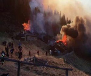 Il Rifugio Tonini in fiamme, 28 dicembre 2016. Foto: Alberto Ghezzer
