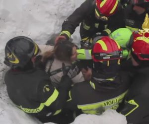 Vigili del Fuoco estraggono una donna dalle macerie del Rigopiano. Foto: ANSA