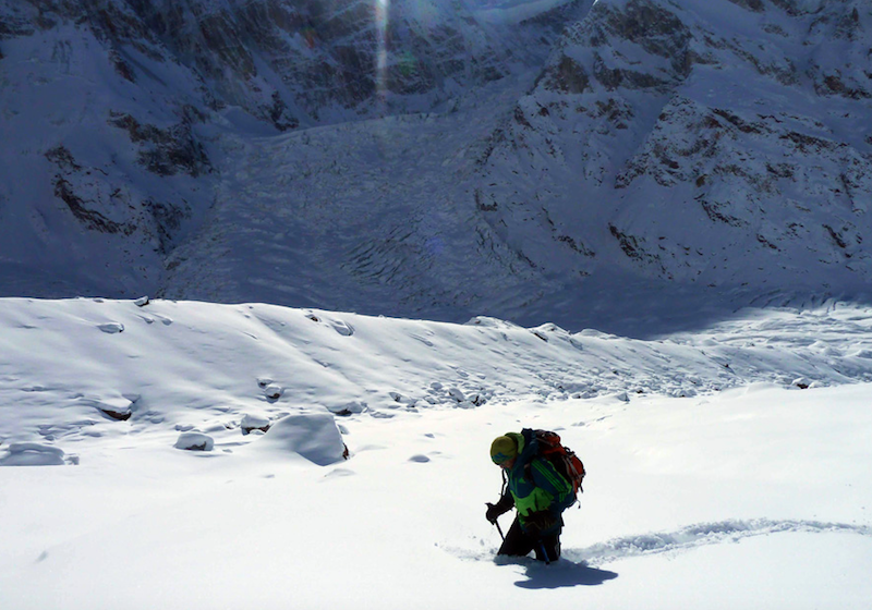 Alex Txikon, con Carlos Rubio e otto Sherpa, monta il C1 a quota 6040 metri con temperature di -30° C.