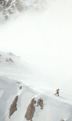 Hervé Barmasse durante il primo concatenamento e traversata integrale di tutte le vette principali del massiccio del Gran Sasso d'Italia. Foto Roberto Parisse