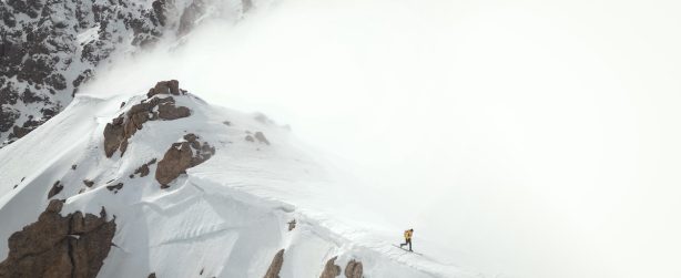 Hervé Barmasse durante il primo concatenamento e traversata integrale di tutte le vette principali del massiccio del Gran Sasso d'Italia. Foto Roberto Parisse