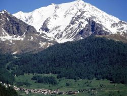Il paese di Pejo,in alto il Monte Vioz - Fonte: Wikipedia - Autore: G. Bernardi