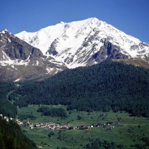 Il paese di Pejo,in alto il Monte Vioz - Fonte: Wikipedia - Autore: G. Bernardi