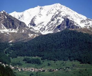 Il paese di Pejo,in alto il Monte Vioz - Fonte: Wikipedia - Autore: G. Bernardi