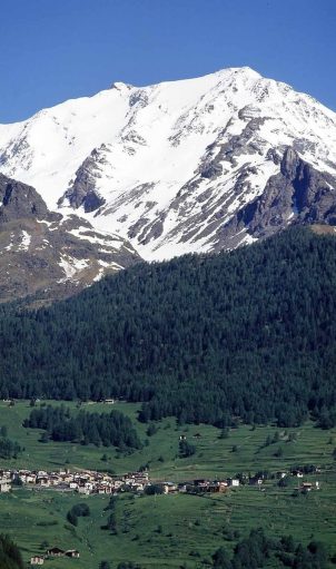 Il paese di Pejo,in alto il Monte Vioz - Fonte: Wikipedia - Autore: G. Bernardi