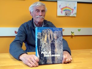 Piero Radin che mostra orgoglioso il Diedro dello Spiz di Lagunàz (Foto Vittorino Mason)