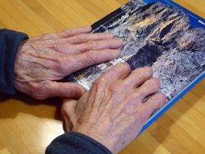 Le mani di Piero che sembrano voler ancora cercare appigli sul Diedro (Foto Vittorino Mason)