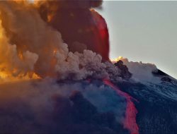 1280px-Parossismo_del_cratere_di_Sud-Est_dell'Etna,_16_Febbraio_2021