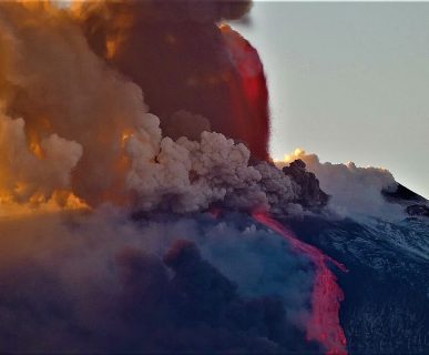 1280px-Parossismo_del_cratere_di_Sud-Est_dell'Etna,_16_Febbraio_2021