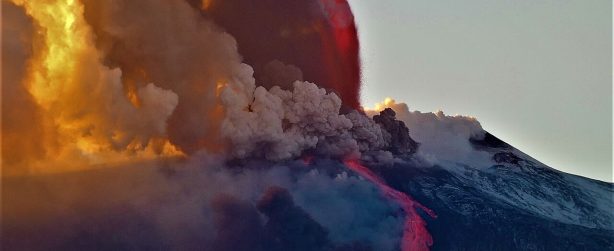 1280px-Parossismo_del_cratere_di_Sud-Est_dell'Etna,_16_Febbraio_2021