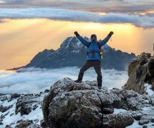 In-cima-verso-il-Kilimanjaro