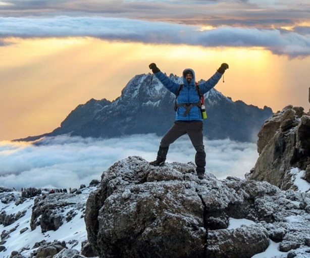 In-cima-verso-il-Kilimanjaro