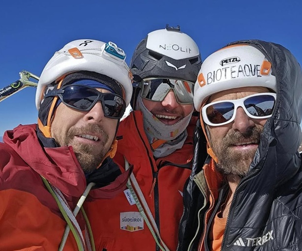 Arnold, Gietl e Huber sulla cima est dello Jirishanca